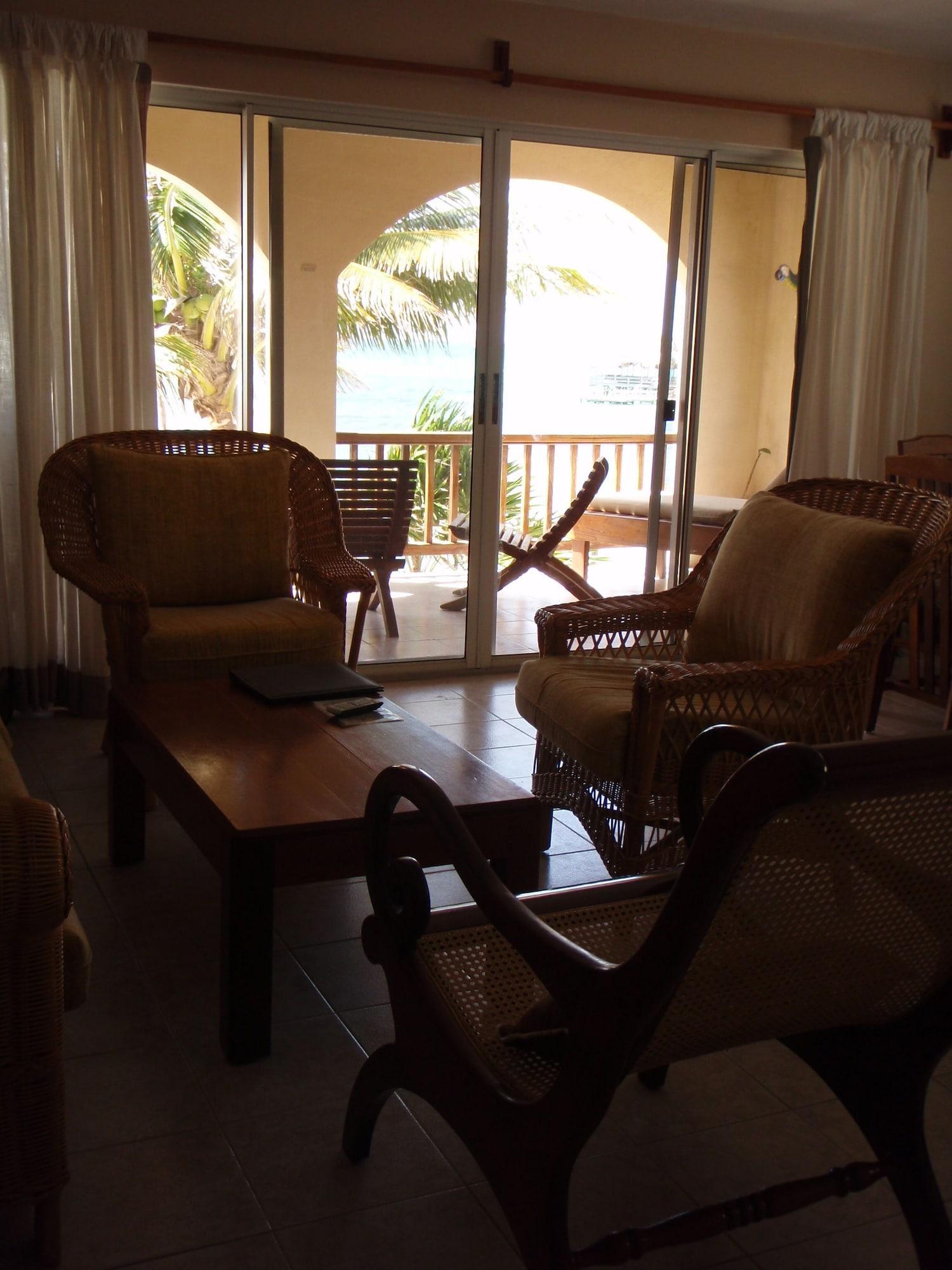 The Palms Oceanfront Suites ซานเปโดร ภายนอก รูปภาพ